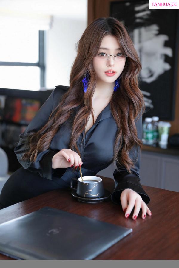   [XiuRen]高清写真图 2025.01.20 No.9784 蛋蛋宝 黑丝美腿第5张图片